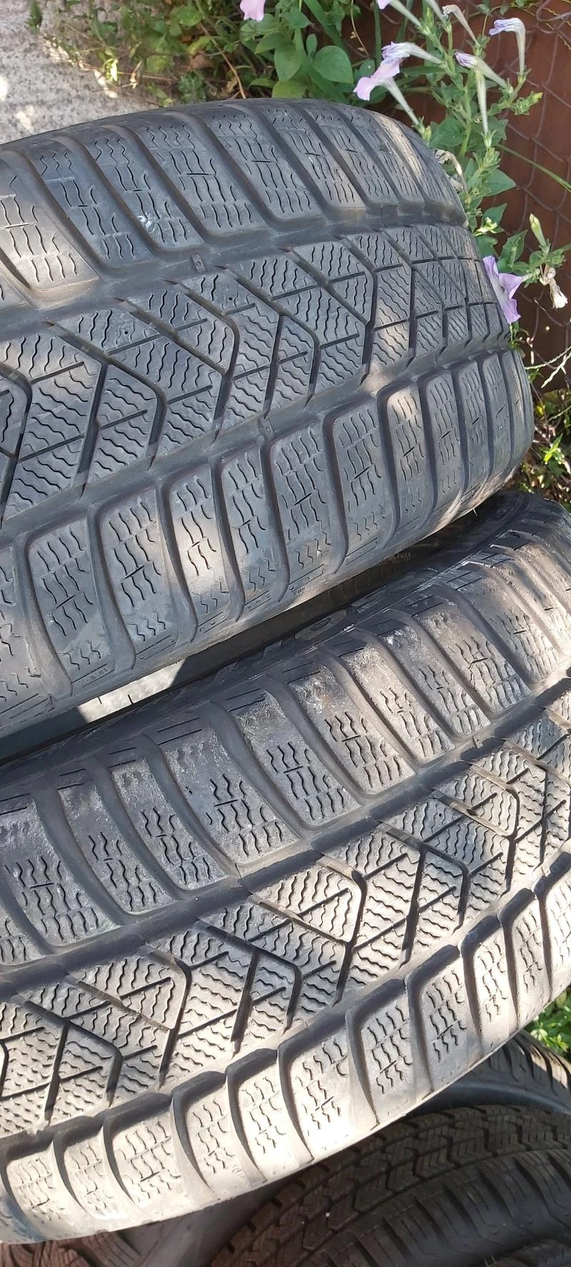 Гуми Зимни 245/40R19, снимка 2 - Гуми и джанти - 29865967