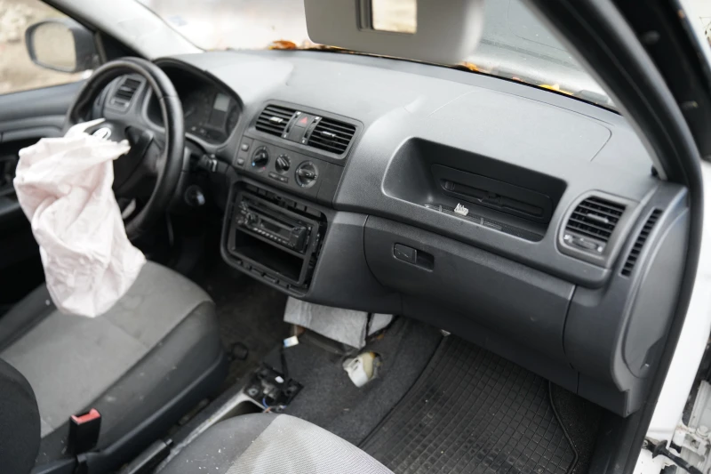 Skoda Fabia Fabia 1.6 TDI КАТАСТРОФИРАЛ, снимка 8 - Автомобили и джипове - 52559667