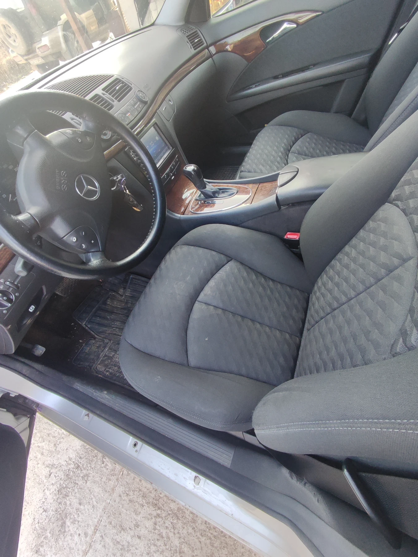 Mercedes-Benz E 220, снимка 5 - Автомобили и джипове - 53776270