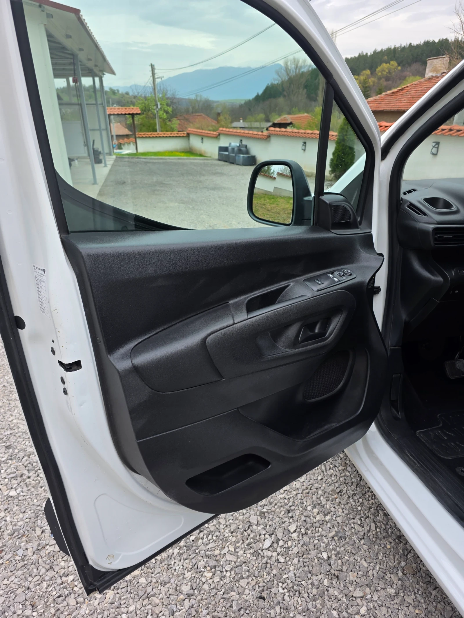 Citroen Berlingo 1.5 130 кс Автоматик, снимка 17 - Автомобили и джипове - 54215633