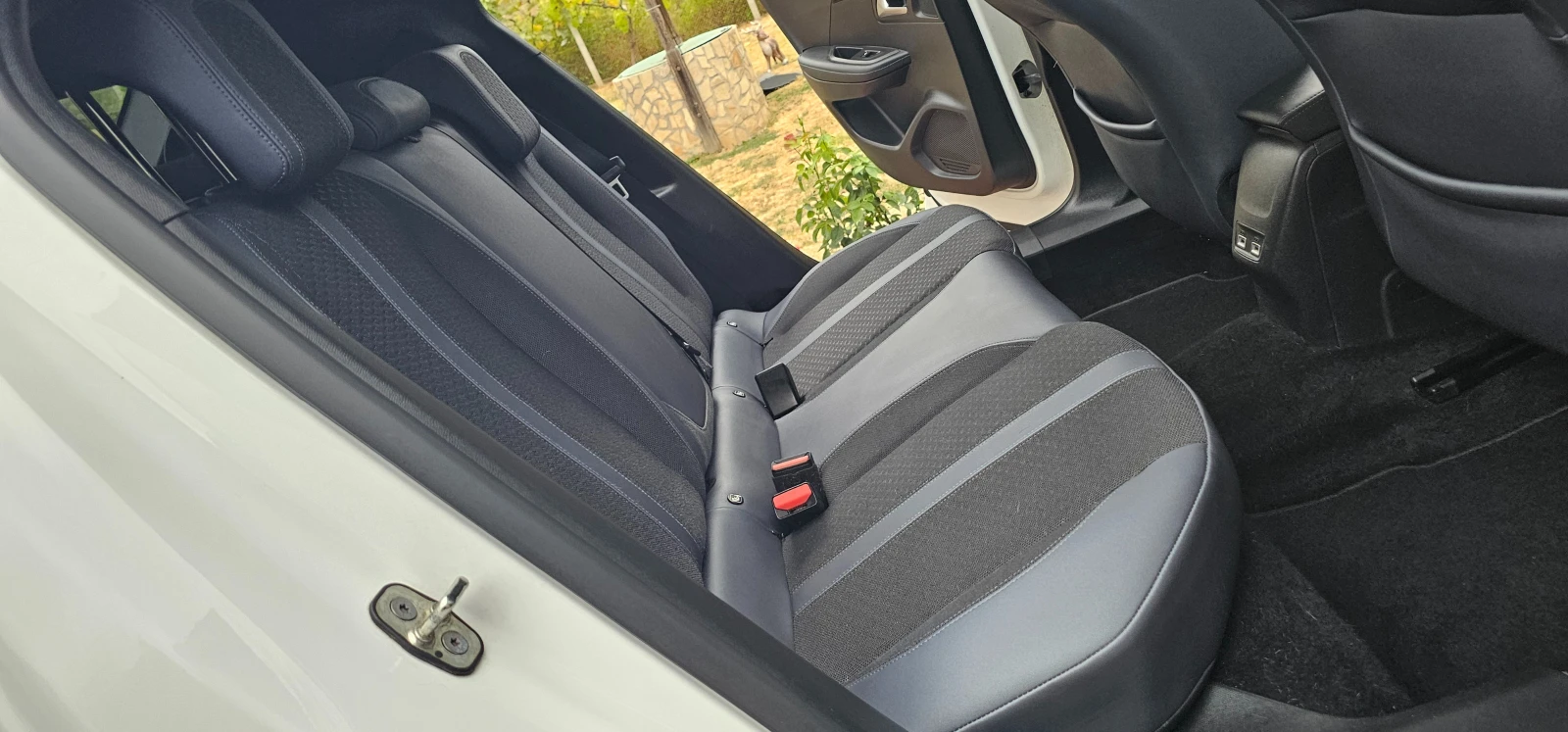 Peugeot 2008 Allure Puretech, снимка 15 - Автомобили и джипове - 56168566