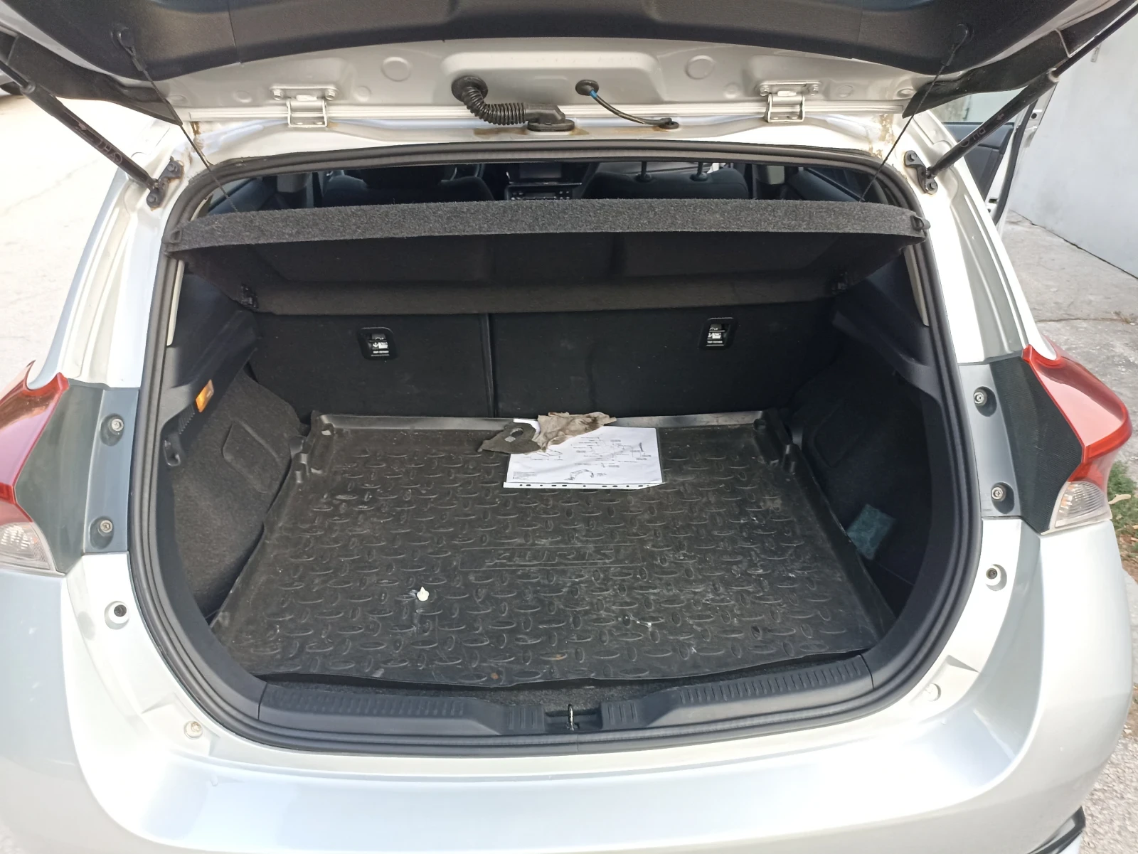 Toyota Auris 1.6 d4d, снимка 10 - Автомобили и джипове - 56275710