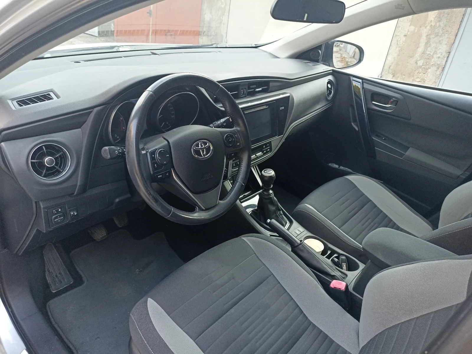 Toyota Auris 1.6 d4d, снимка 6 - Автомобили и джипове - 56275710