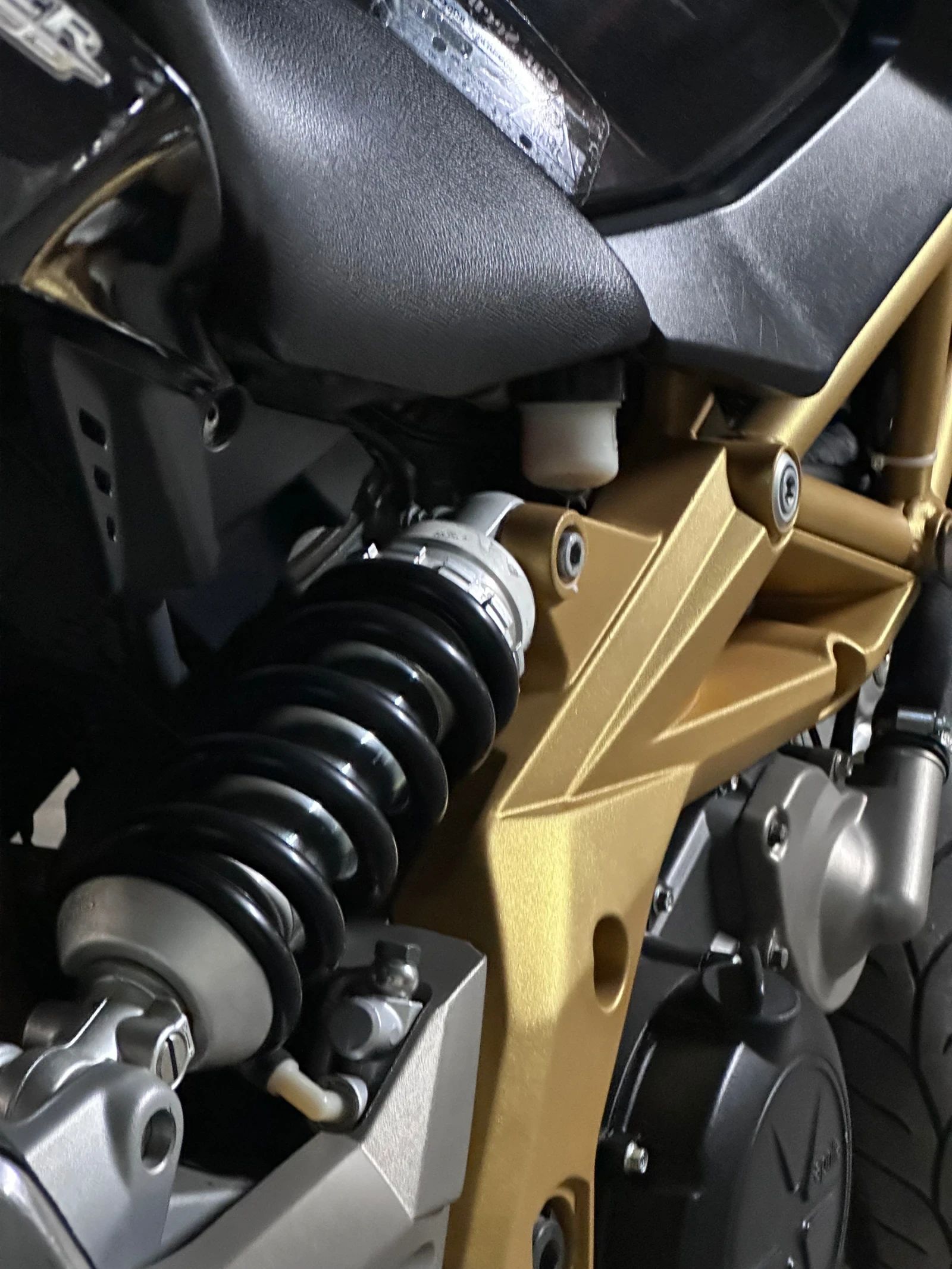Aprilia Shiver 750 | ИТАЛИАНСКИ V-TWIN | СПОРТЕН NAKED, снимка 11 - Мотоциклети и мототехника - 56150207