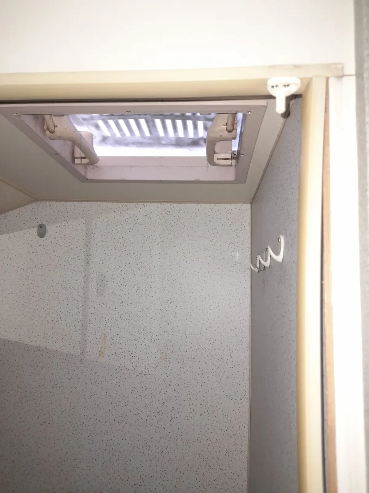 Каравана Beyerland 380, снимка 15 - Каравани и кемпери - 53565509