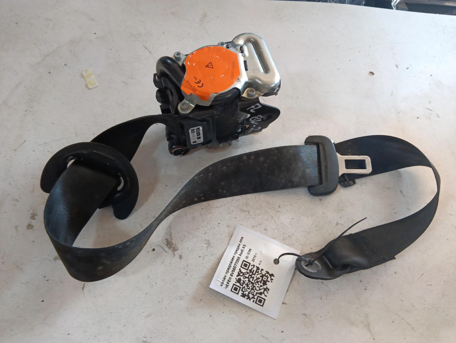 колан предпазен преден ляв ЧЕРЕН 8V5857705E Audi A3