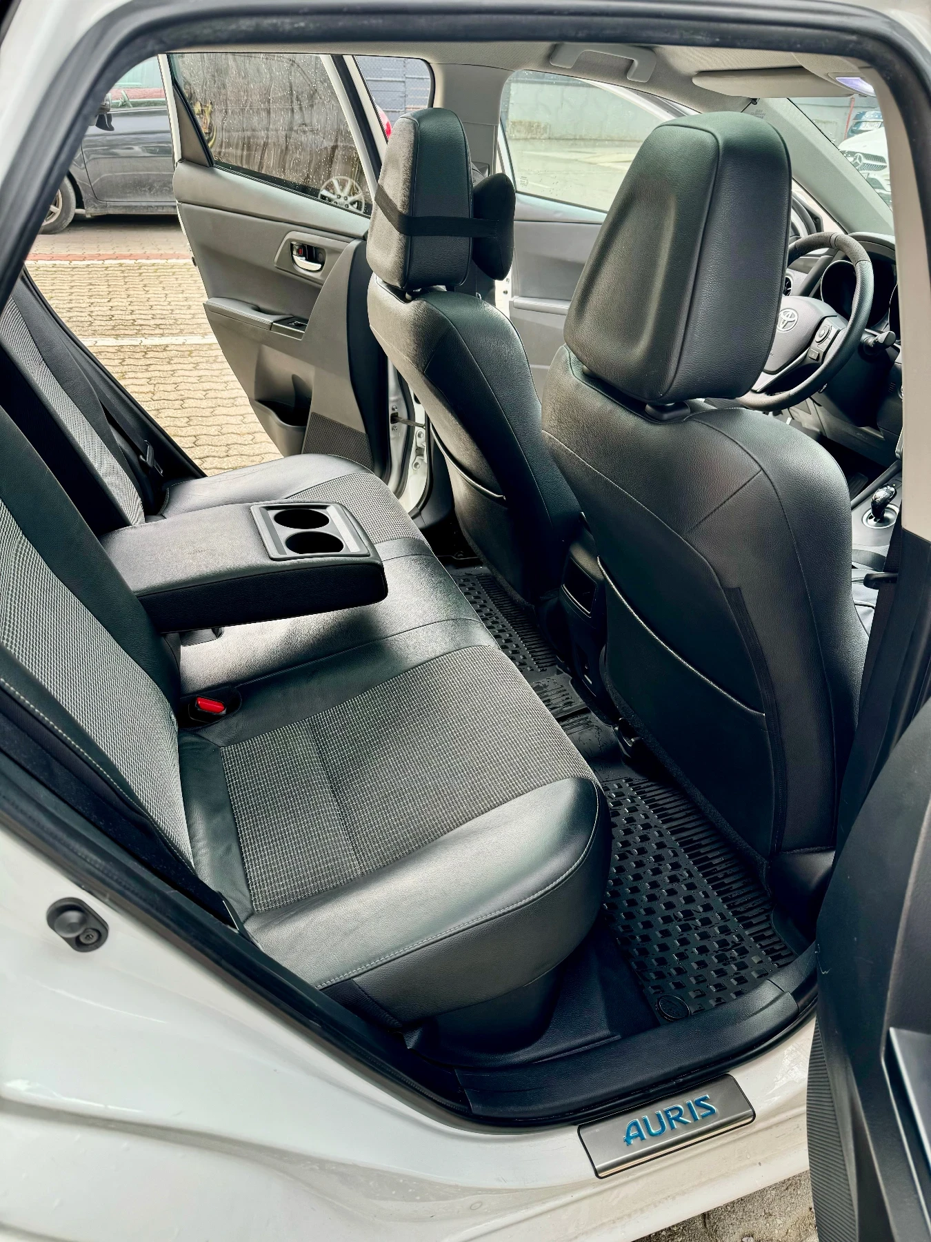 Toyota Auris 1.8 Hybrid - изображение 8