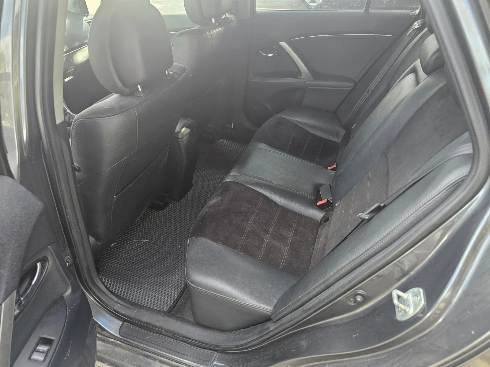Toyota Avensis Т27, снимка 8 - Автомобили и джипове - 56258235