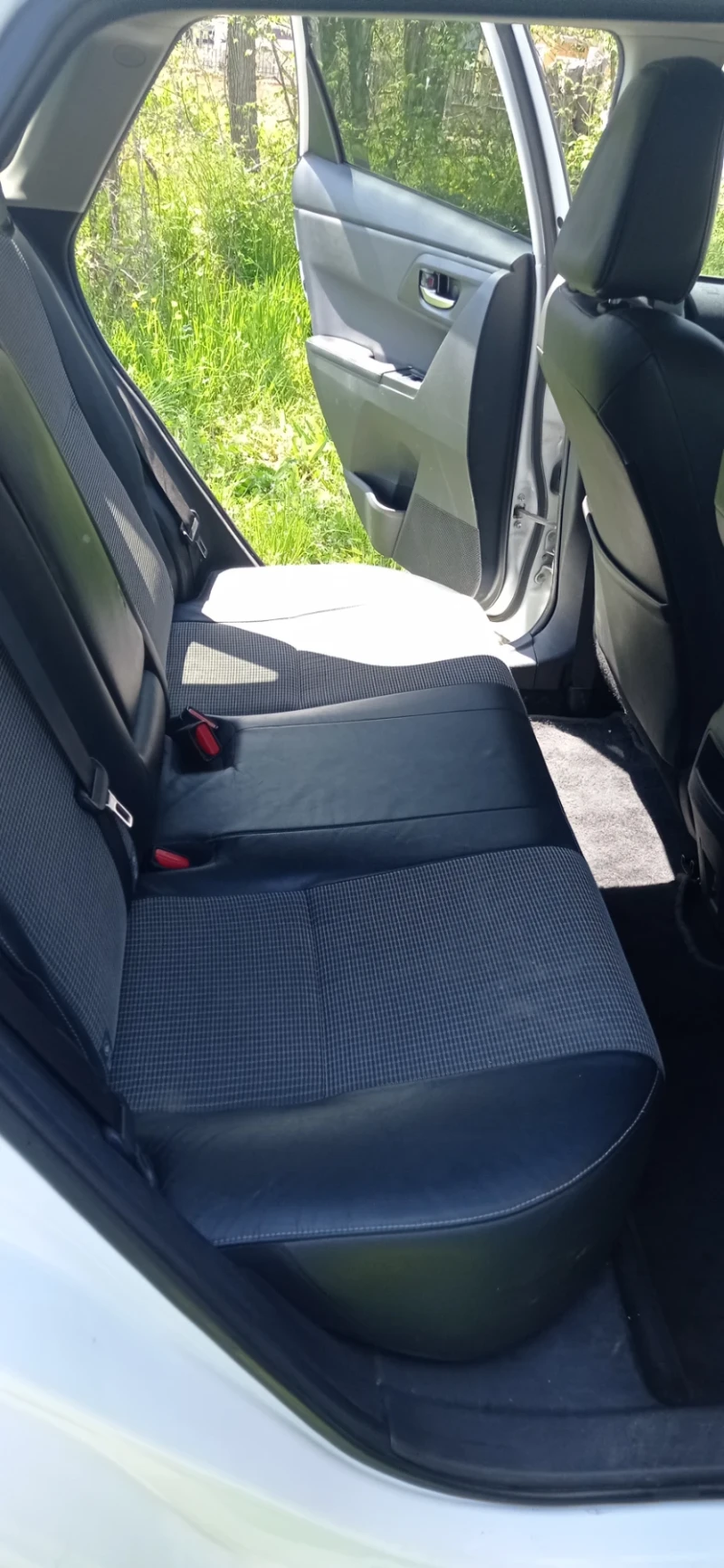 Toyota Auris 1, 6 D4D, снимка 13 - Автомобили и джипове - 50028427