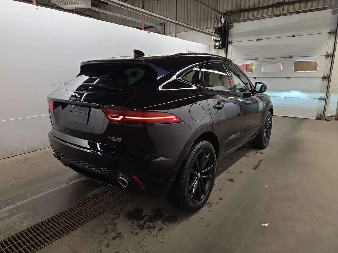 Jaguar E-pace * P300 AWD R Dynamic SE* АВТОКРЕДИТ* , снимка 3 - Автомобили и джипове - 54993001