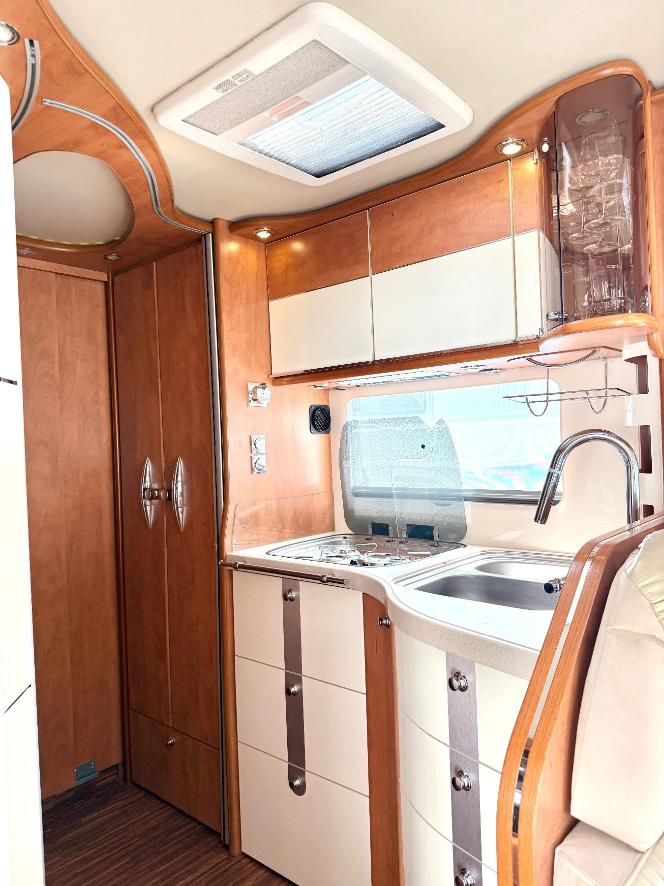 Кемпер Carthago Chic E-line I51 LE Двоен под, Аlde!, снимка 9 - Каравани и кемпери - 54984772