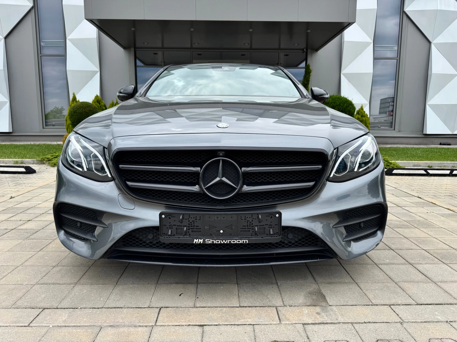 Mercedes-Benz E 350 AMG-ПАНОРАМА-BURMASTER-360КАМЕРИ-BURMASTER-BLIND - изображение 2