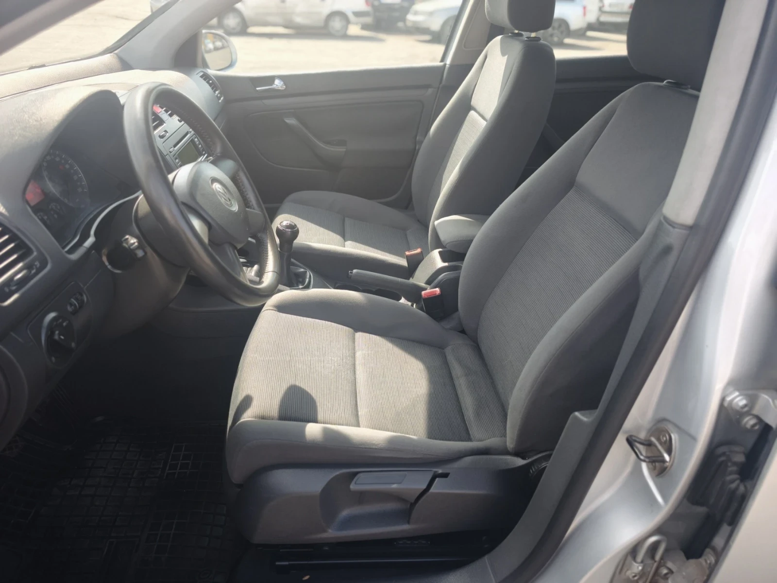 VW Golf 1.9TDI-105к.с Регистриран Обслужен Климатроник  - изображение 9