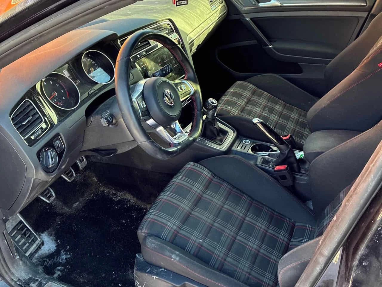 VW Golf * Manual * 2 КЛЮЧА* ПОДГРЕВ* , снимка 5 - Автомобили и джипове - 54063532