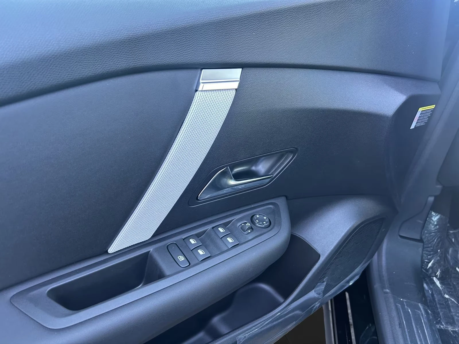 Citroen C4 НОВ!/1.2HEV/145HP/MAX/CAM/LED/NAVI/ACC/CPLAY/136q, снимка 13 - Автомобили и джипове - 54124809