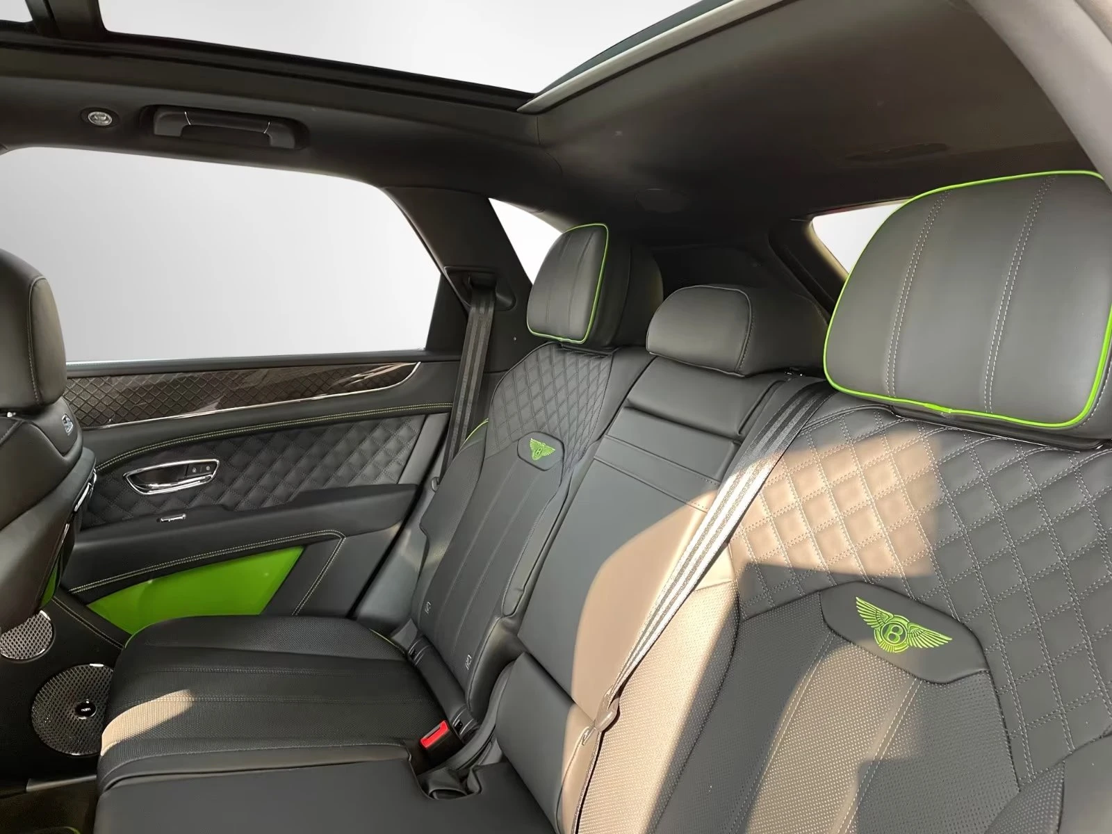 Bentley Bentayga S / V8 / BLACK EDITION / NAIM / HUD / 360 / , снимка 16 - Автомобили и джипове - 55948751