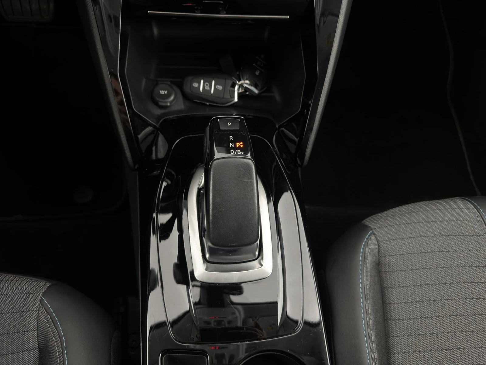 Peugeot 208 Allure, снимка 14 - Автомобили и джипове - 54133590