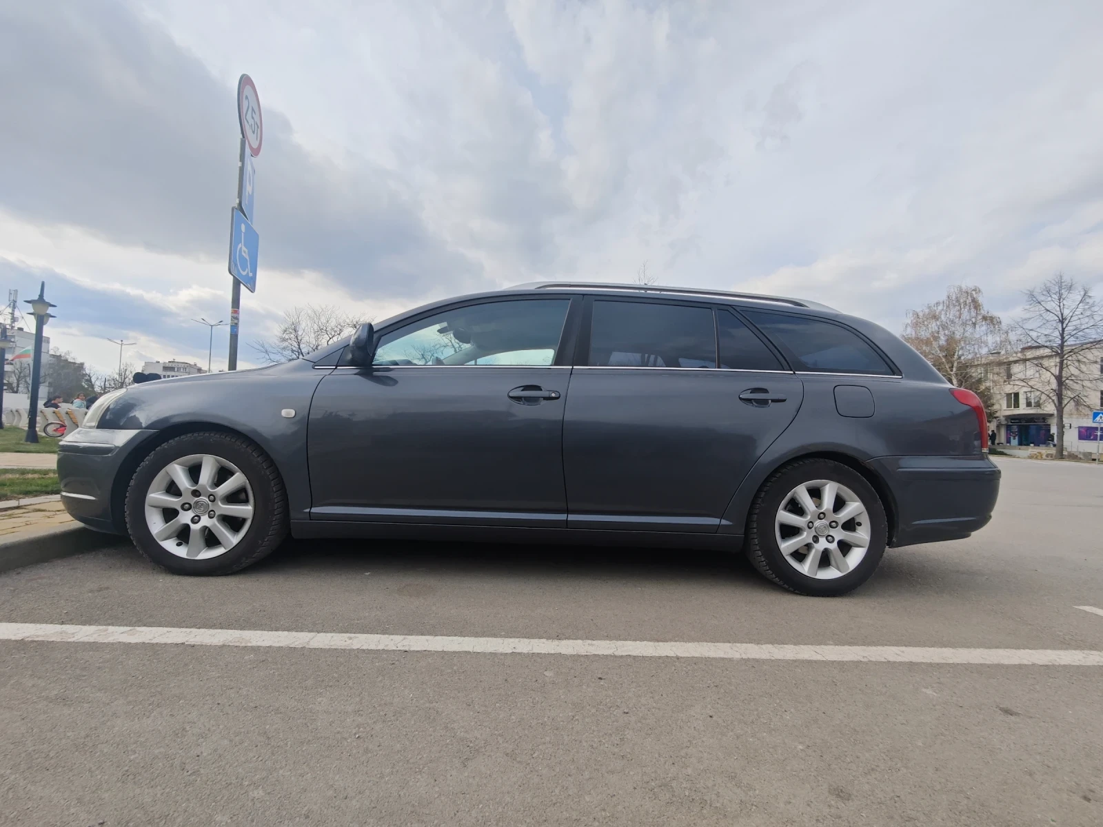 Toyota Avensis 2.2 D4D, снимка 2 - Автомобили и джипове - 54182378