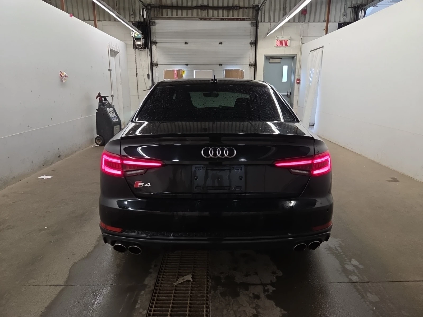 Audi S4 3.0Т * PROGRESSIV * ЧЕРВЕНА КОЖА * CARFAX * , снимка 4 - Автомобили и джипове - 55025858