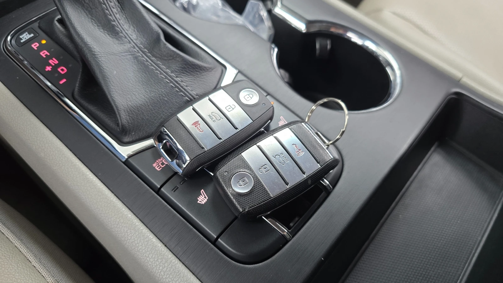 Kia Carnival Deluxe 2.2L* ПОДГРЕВ СЕДАЛКИ * hellascars.bg * , снимка 16 - Автомобили и джипове - 55559137