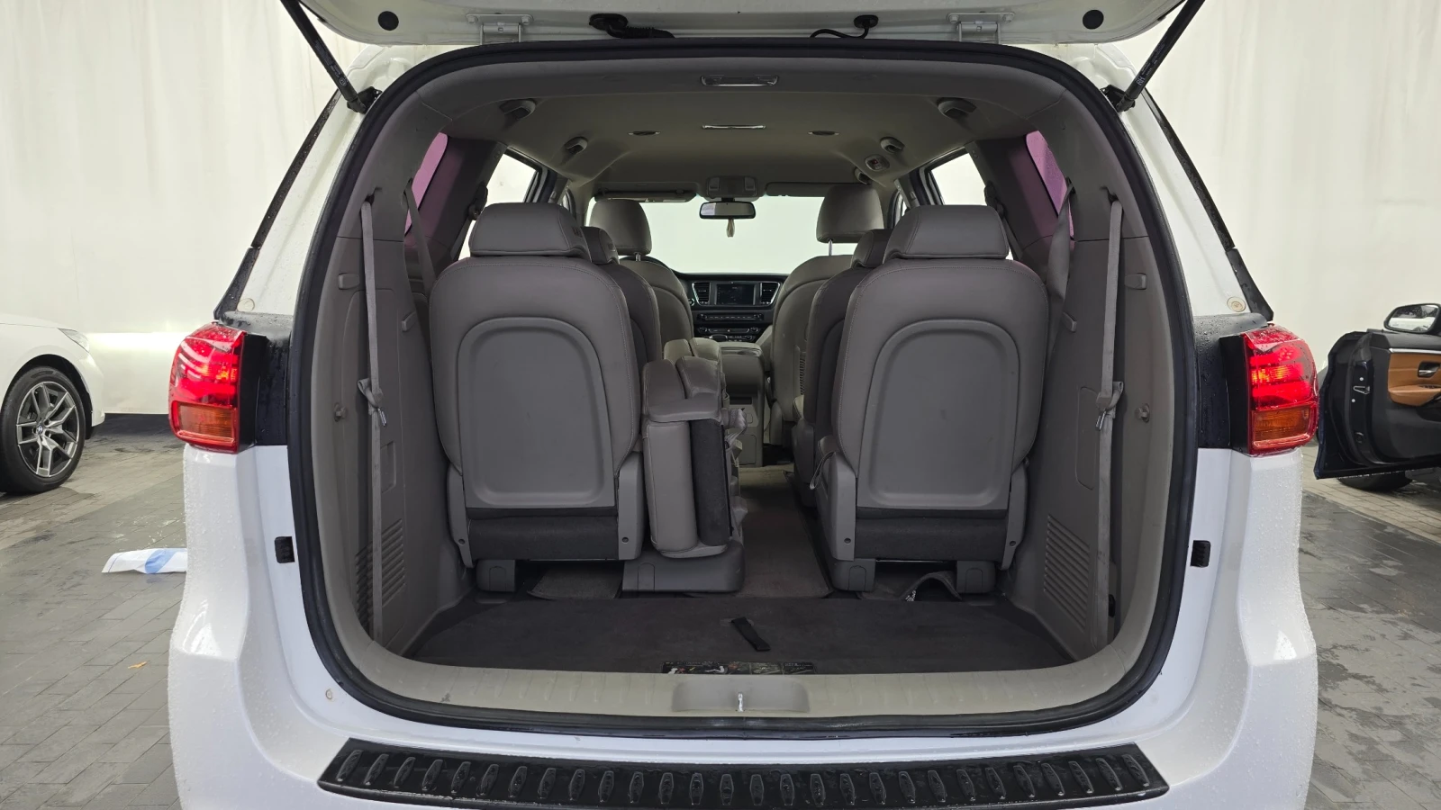 Kia Carnival Deluxe 2.2L* ПОДГРЕВ СЕДАЛКИ * hellascars.bg * , снимка 15 - Автомобили и джипове - 55559137