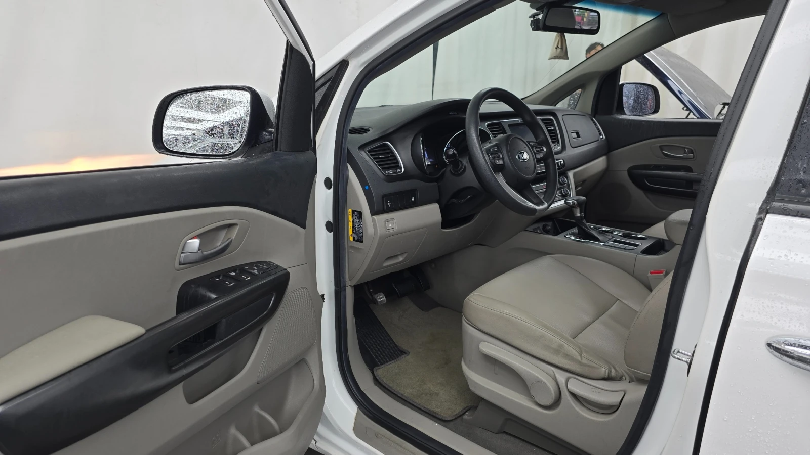Kia Carnival Deluxe 2.2L* ПОДГРЕВ СЕДАЛКИ * hellascars.bg * , снимка 6 - Автомобили и джипове - 55559137