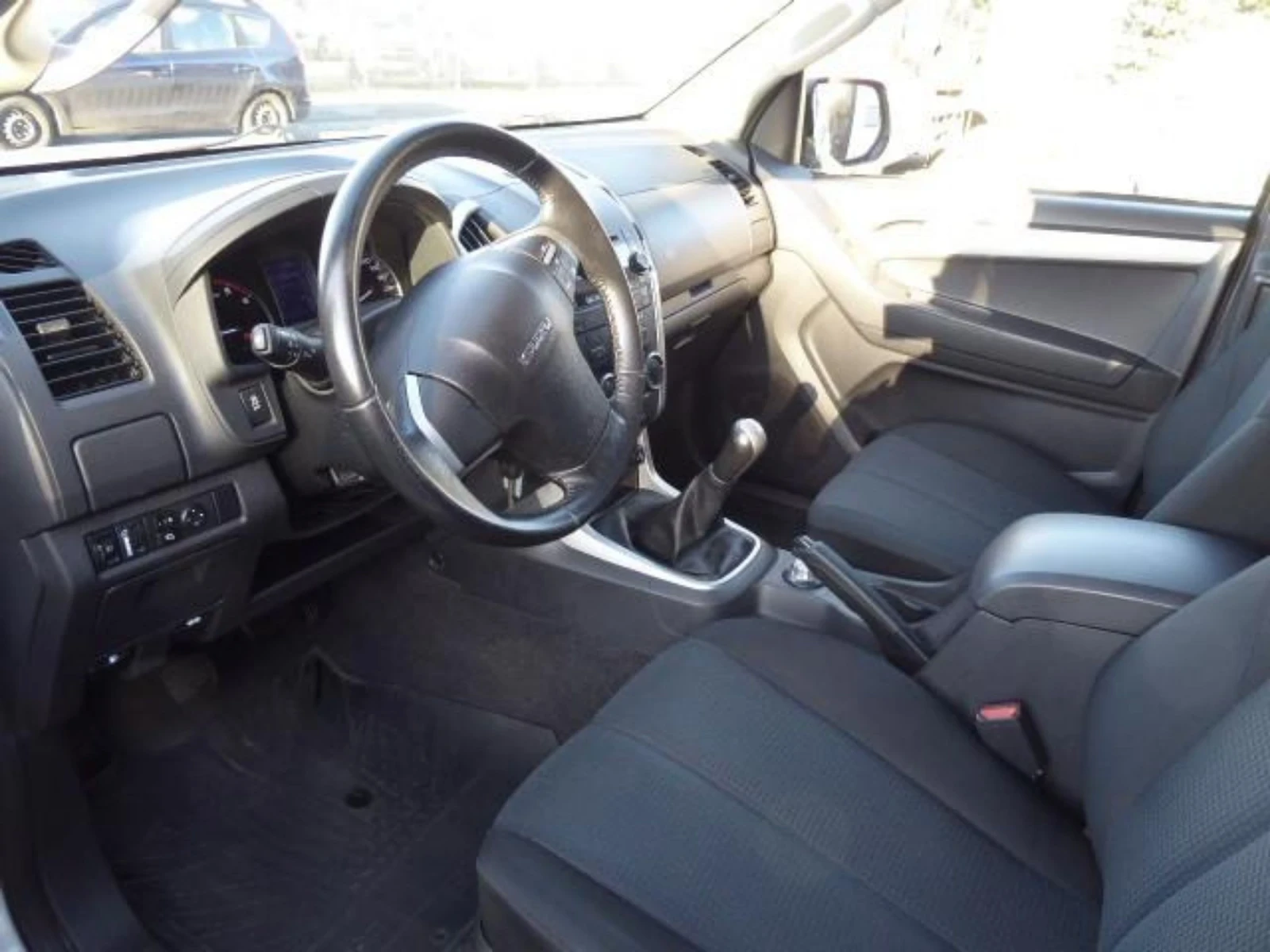 Isuzu D-max 2.5 D, снимка 6 - Автомобили и джипове - 54209302