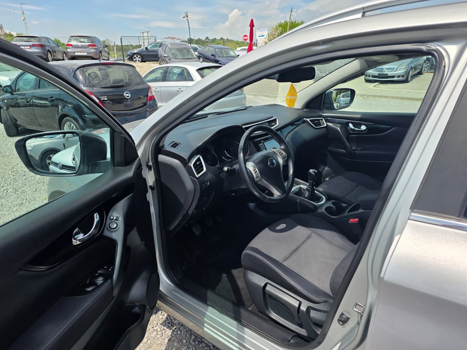 Nissan Qashqai 1.5 dci Панорама/360камери, снимка 12 - Автомобили и джипове - 54858924