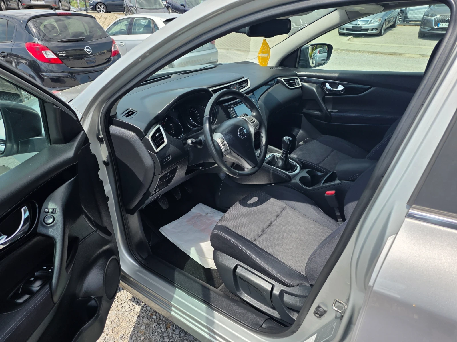 Nissan Qashqai 1.5 dci Панорама/360камери, снимка 8 - Автомобили и джипове - 54858924