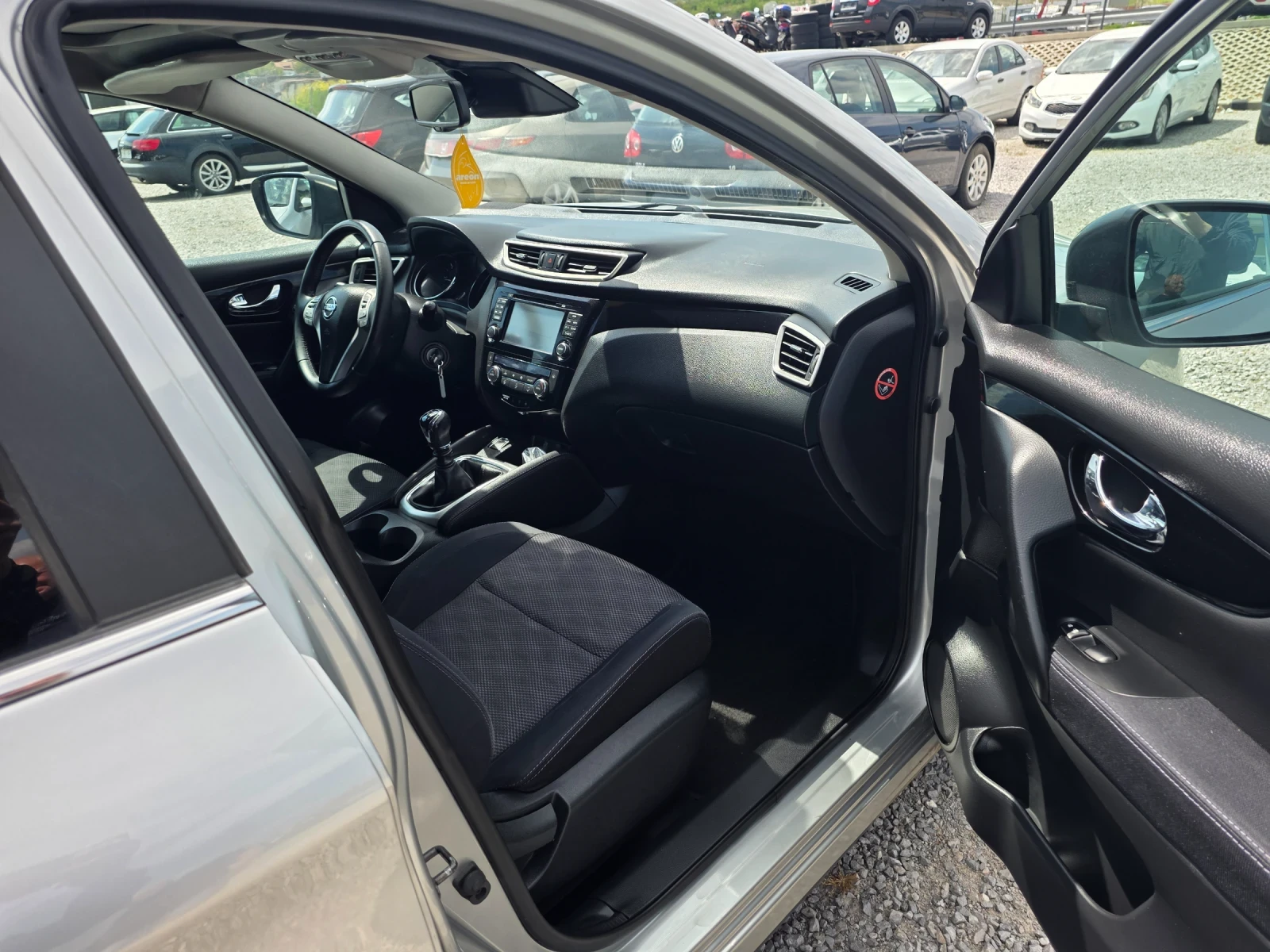 Nissan Qashqai 1.5 dci Панорама/360камери, снимка 9 - Автомобили и джипове - 54858924