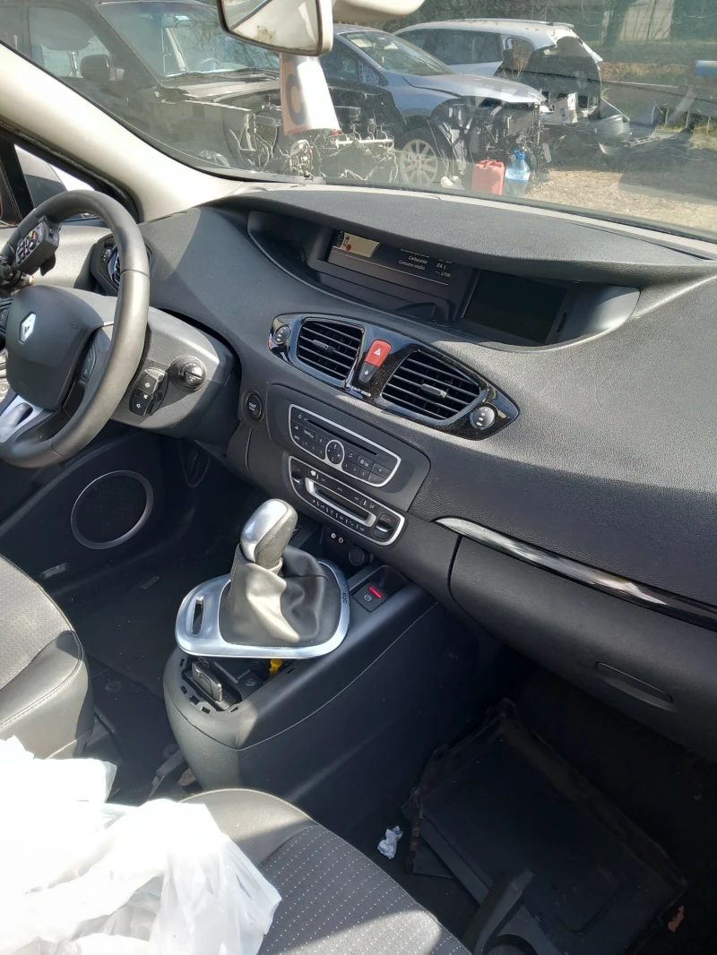 Renault Scenic 1.5dci, снимка 3 - Автомобили и джипове - 46926936