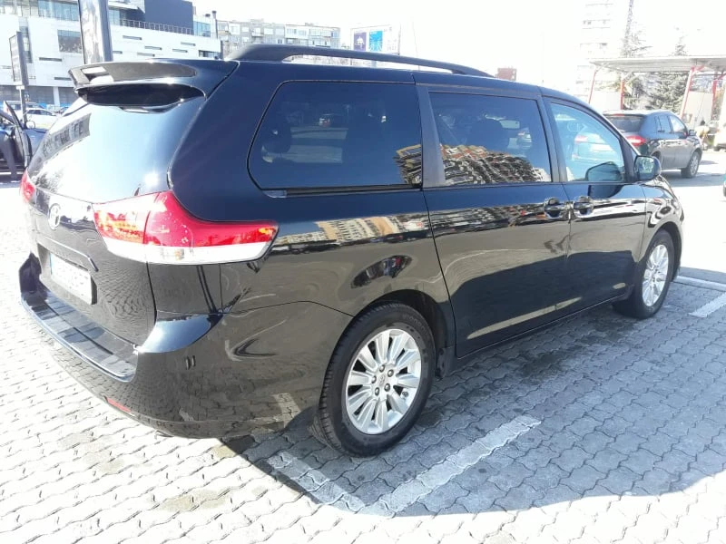 Toyota Sienna LE AWD, снимка 3 - Автомобили и джипове - 56649472