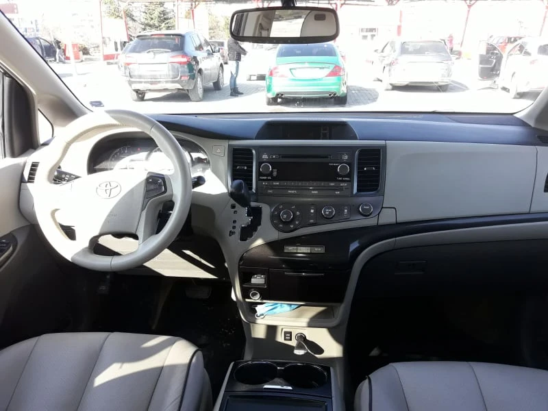 Toyota Sienna LE AWD, снимка 6 - Автомобили и джипове - 56649472