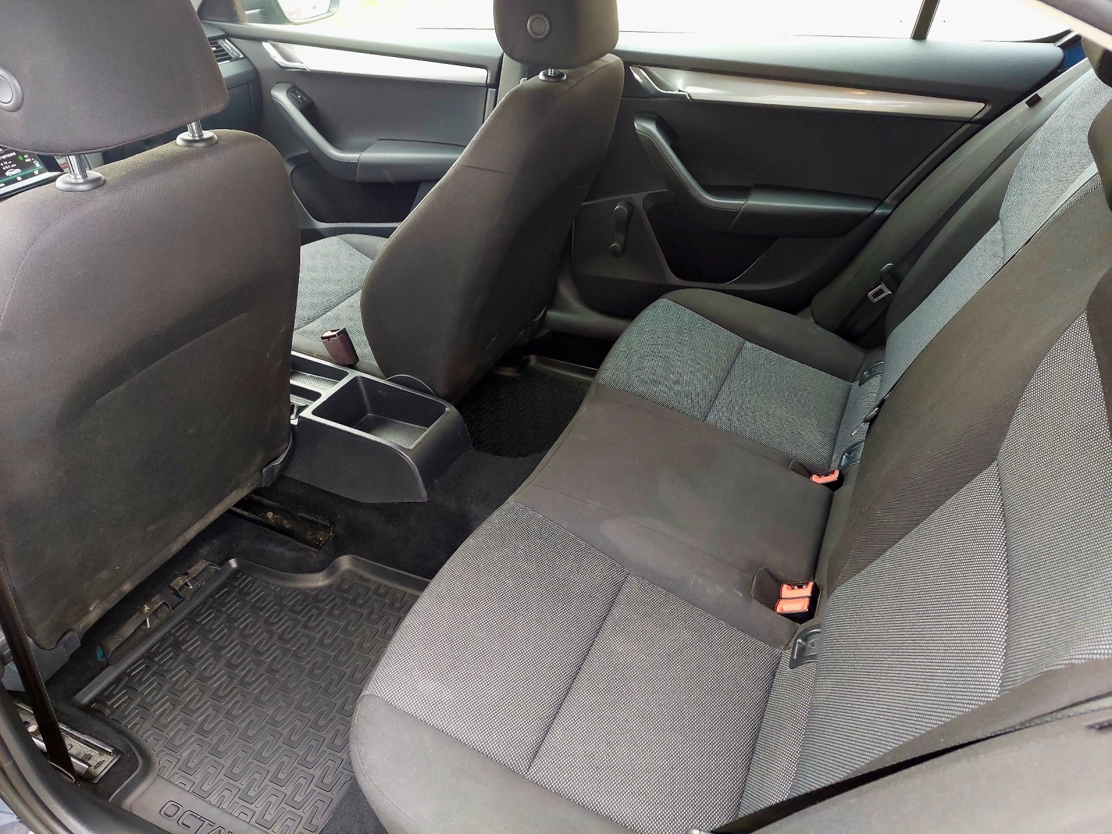 Skoda Octavia 1.6 TDI, снимка 8 - Автомобили и джипове - 56632313