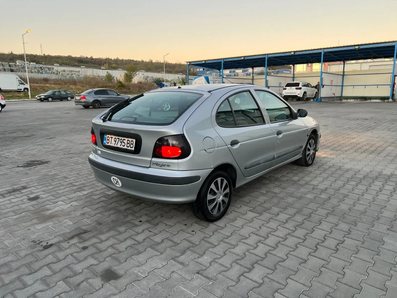 Renault Megane 2.0i 114hp, снимка 3 - Автомобили и джипове - 48058810