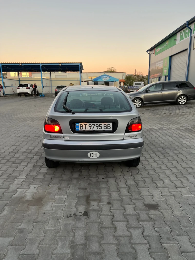 Renault Megane 2.0i 114hp, снимка 5 - Автомобили и джипове - 48058810