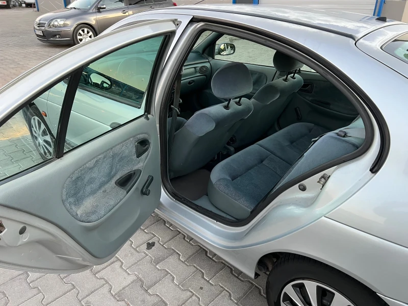 Renault Megane 2.0i 114hp, снимка 12 - Автомобили и джипове - 48058810