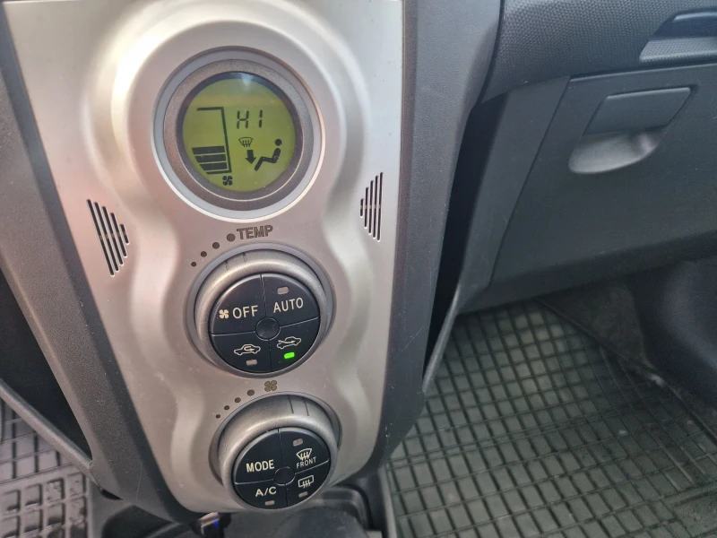 Toyota Yaris Лек, снимка 9 - Автомобили и джипове - 53527761