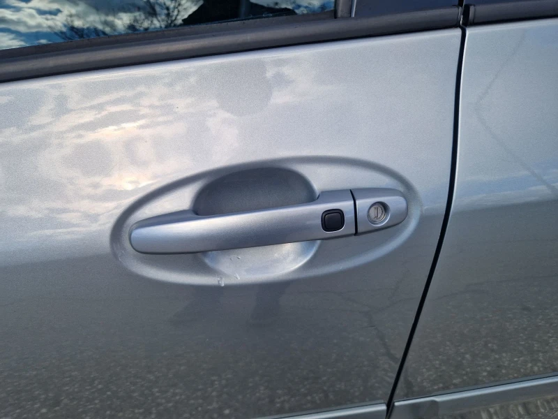 Toyota Yaris Лек, снимка 11 - Автомобили и джипове - 53527761