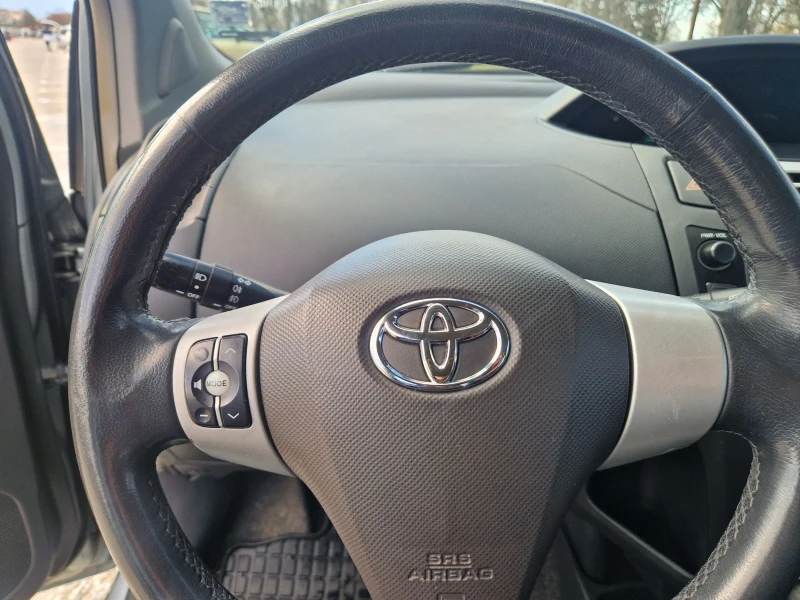 Toyota Yaris Лек, снимка 10 - Автомобили и джипове - 53527761