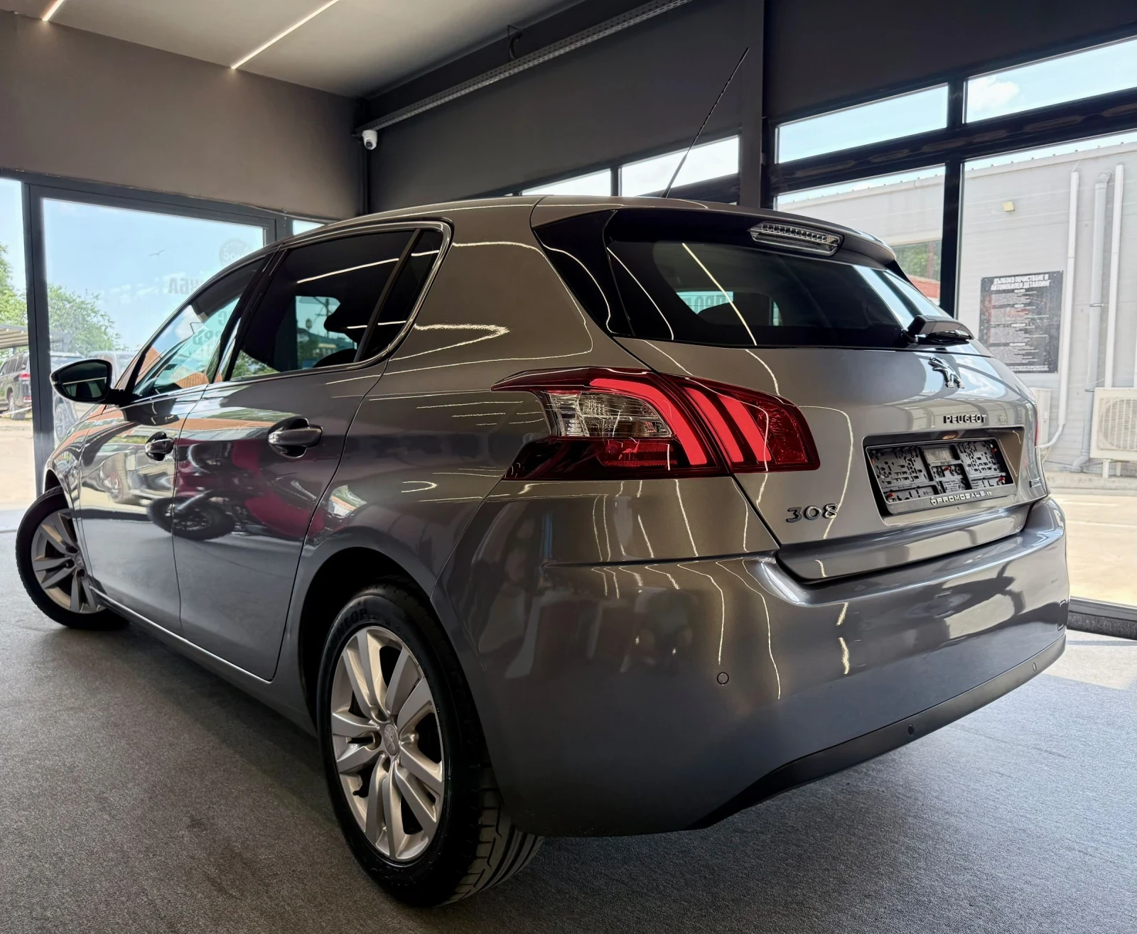 Peugeot 308 1.2i PureTech 130hp Auto, снимка 6 - Автомобили и джипове - 55177349