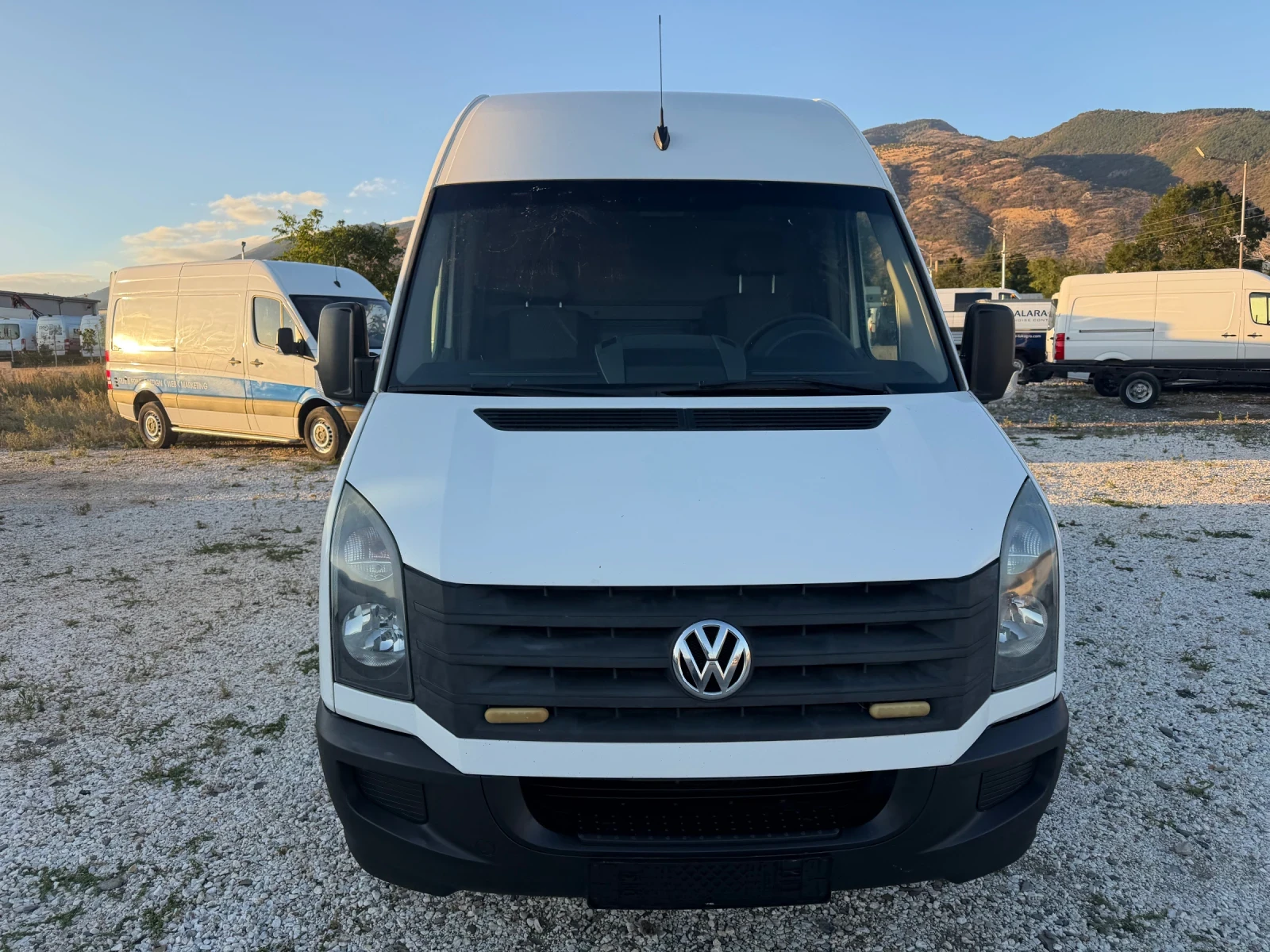 VW Crafter ТОП!КЛИМА!227х.км!НАВИ!, снимка 2 - Бусове и автобуси - 56297800