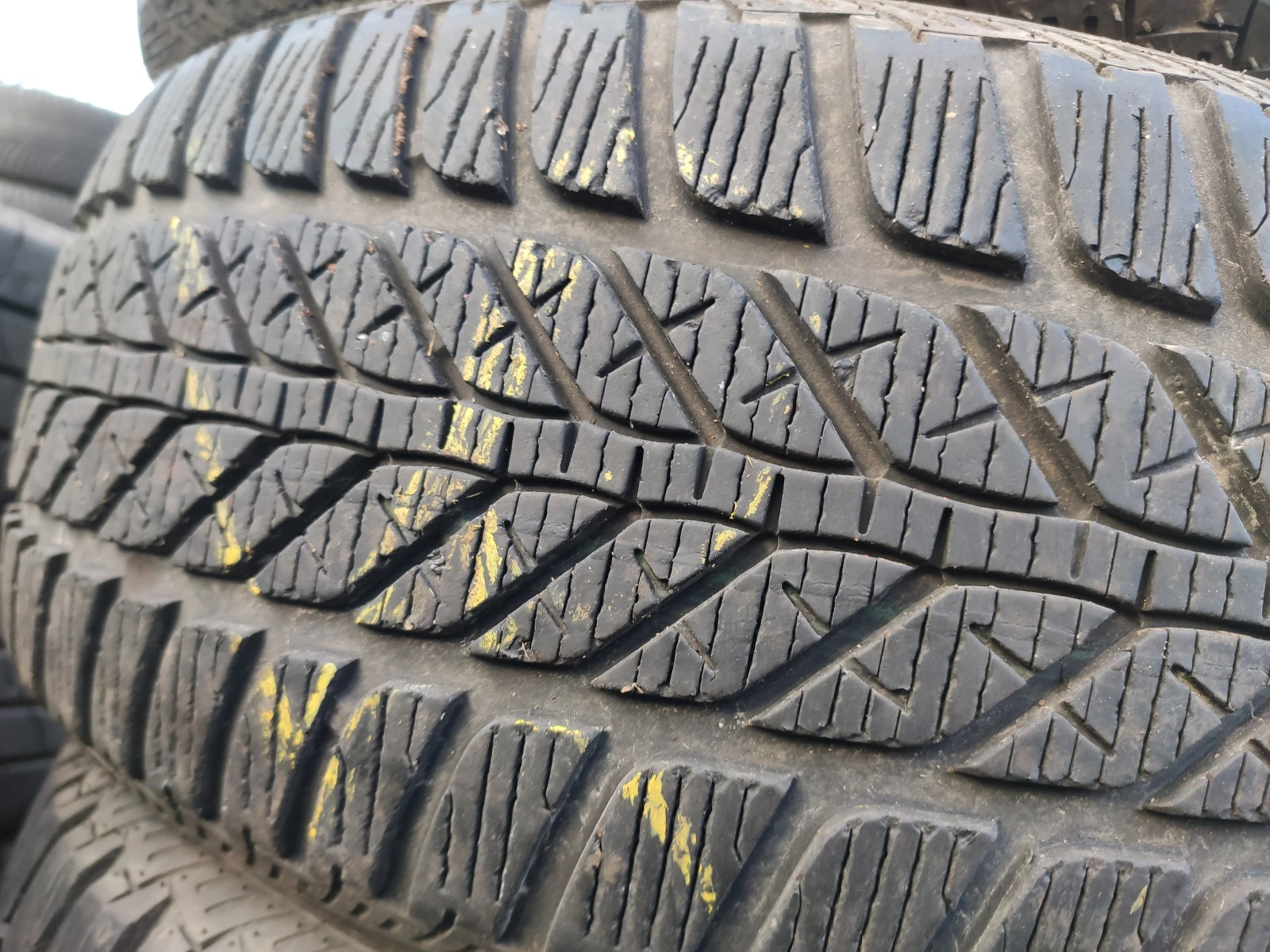 Гуми Зимни 195/55R15, снимка 2 - Гуми и джанти - 53953776