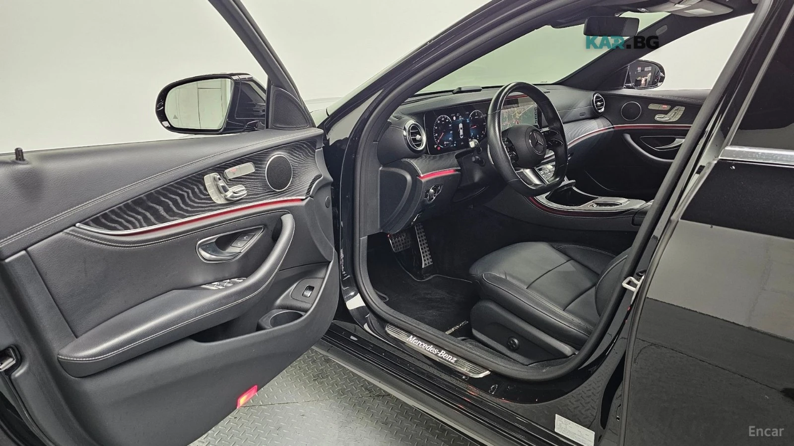 Mercedes-Benz E 220 4MATIC/AMG-LINE/DRIVE-ASSISTS/SUNROOF, снимка 5 - Автомобили и джипове - 55842136