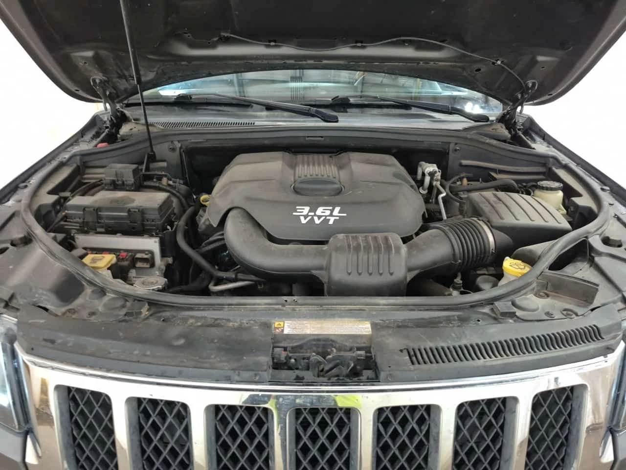 Jeep Grand cherokee * OVERLAND * ПОДГРЕВИ * ОБДУХВАНЕ * ПАНО * CARFAX , снимка 16 - Автомобили и джипове - 54597298