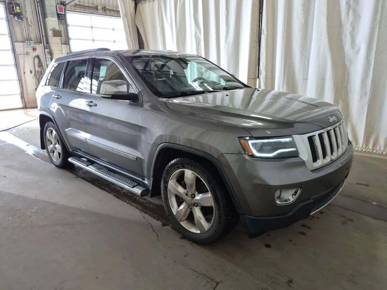 Jeep Grand cherokee * OVERLAND * ПОДГРЕВИ * ОБДУХВАНЕ * ПАНО * CARFAX , снимка 2 - Автомобили и джипове - 54597298