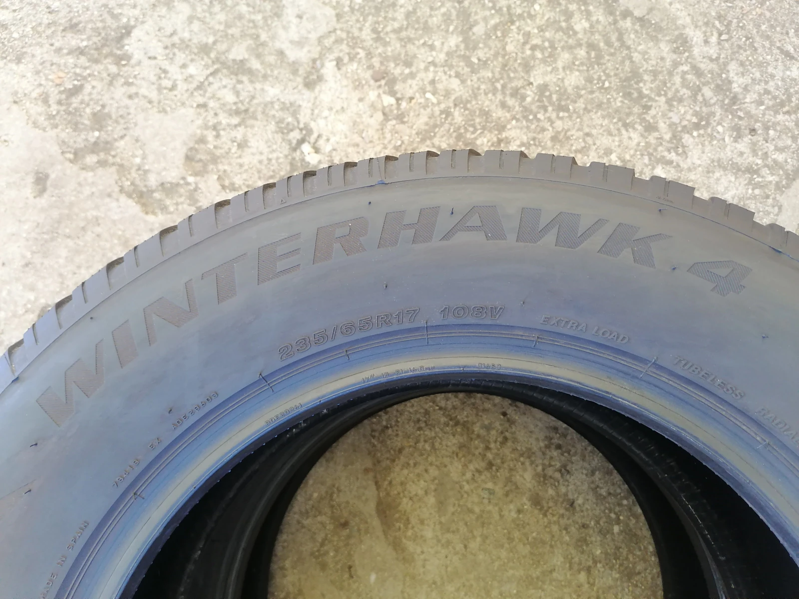 Гуми Зимни 235/65R17, снимка 4 - Гуми и джанти - 55997026