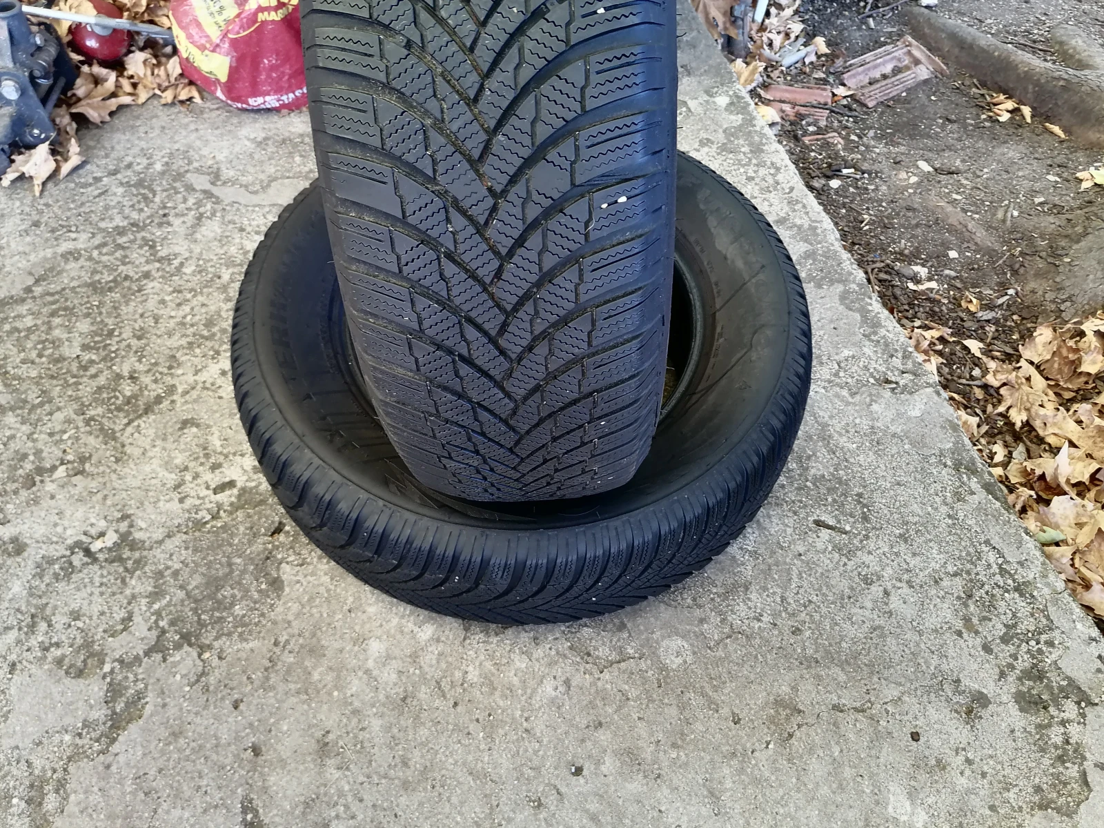 Гуми Зимни 235/65R17, снимка 2 - Гуми и джанти - 55997026