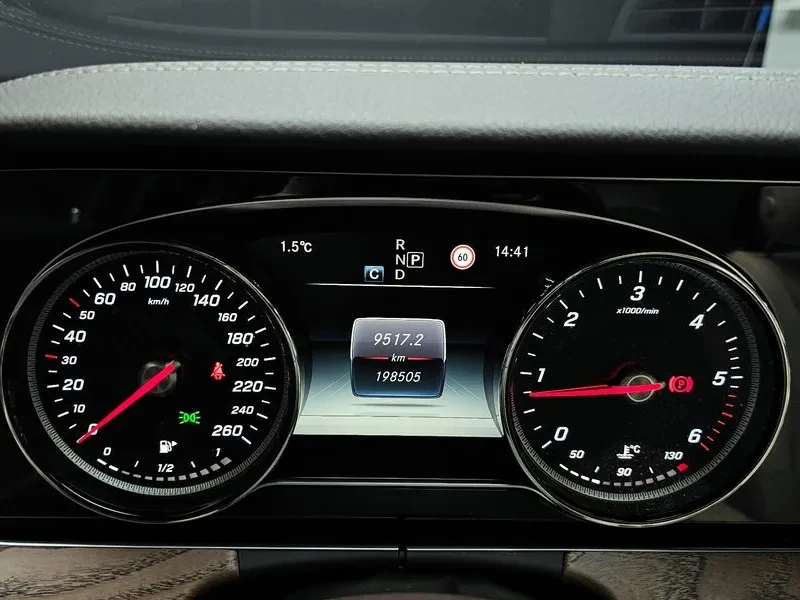 Mercedes-Benz E 220 Exclusive, снимка 8 - Автомобили и джипове - 55101900