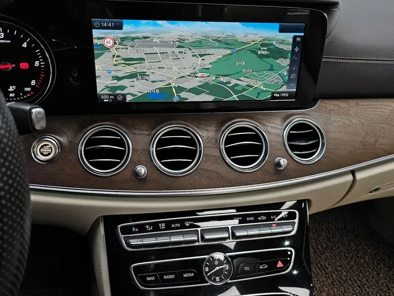 Mercedes-Benz E 220 Exclusive, снимка 14 - Автомобили и джипове - 55101900